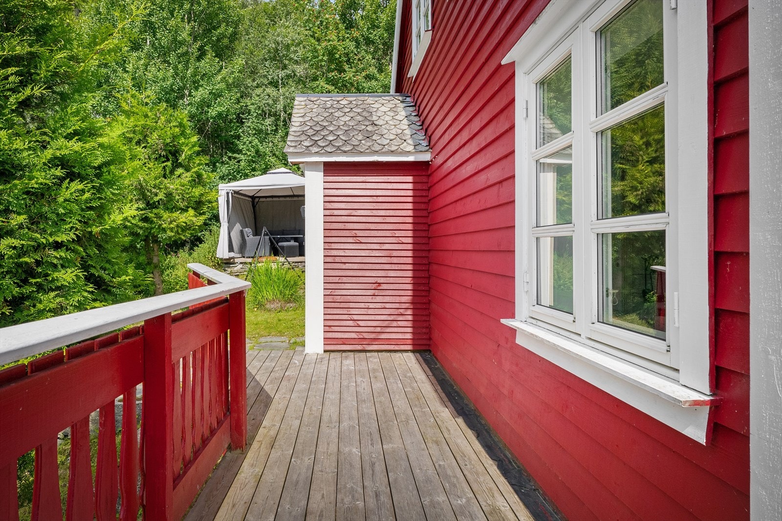 Verandaen går rundt 3 sider av huset Galleribilde