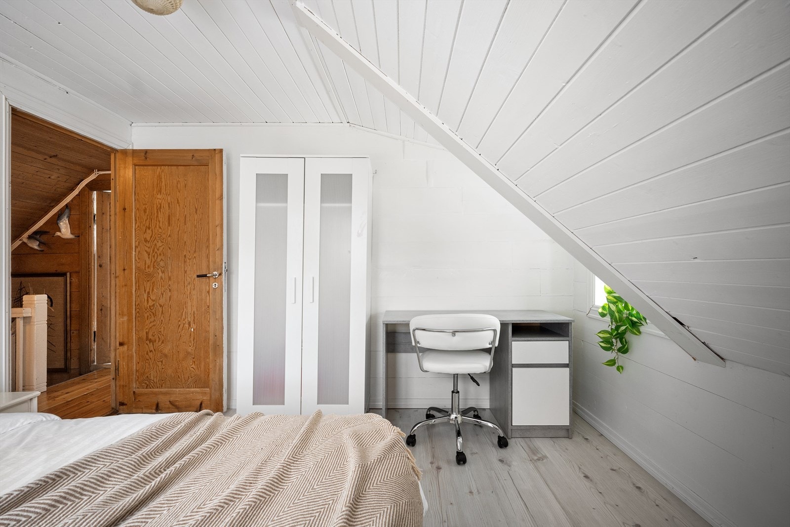 Soverommet har plass til garderobeskap Galleribilde