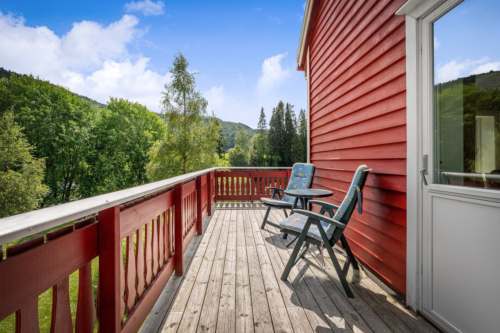 Usjenert uteplass på denne siden av huset Galleribilde