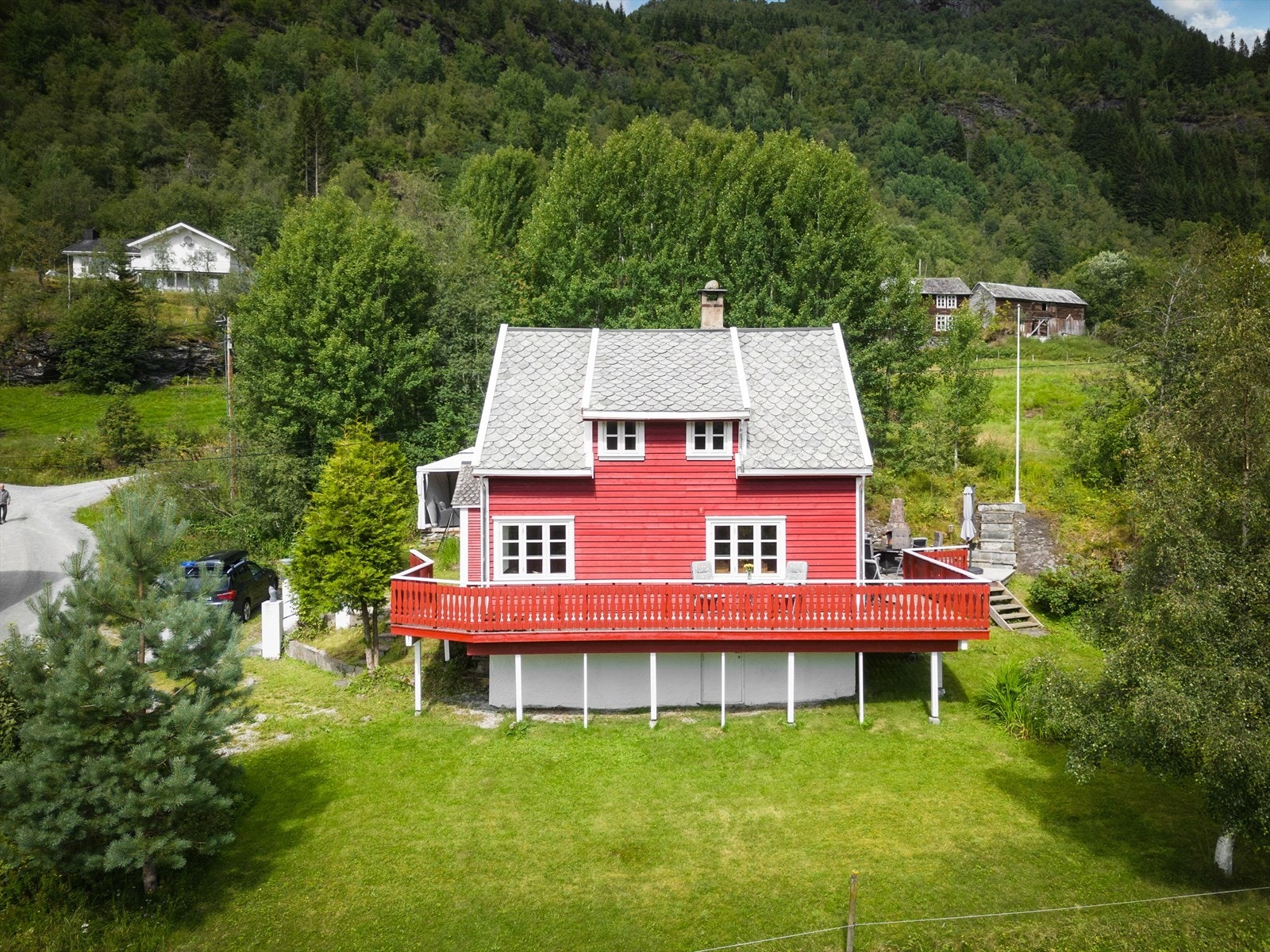 Fin fasade og dråpeskifer på taket Galleribilde