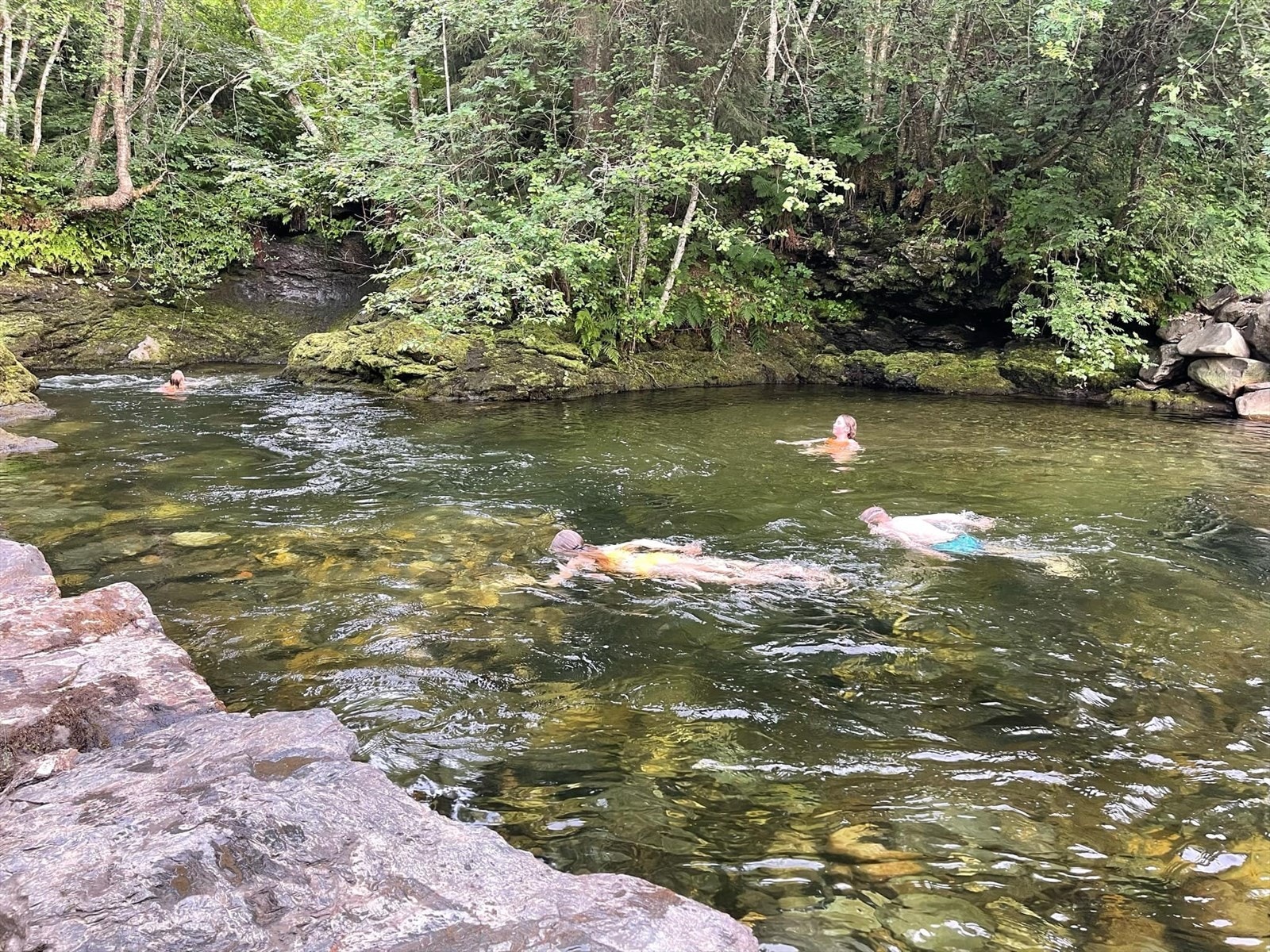 Fin badeplass rett nede i elven Galleribilde