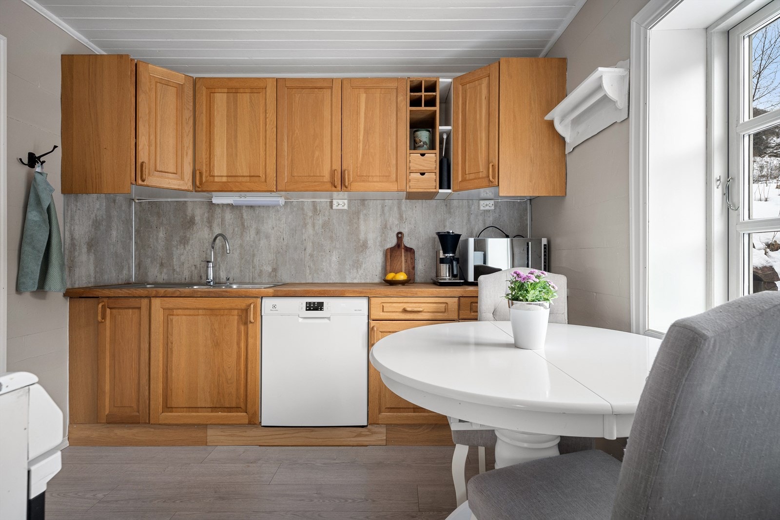 Kjøkken med solid innredning i tre Galleribilde