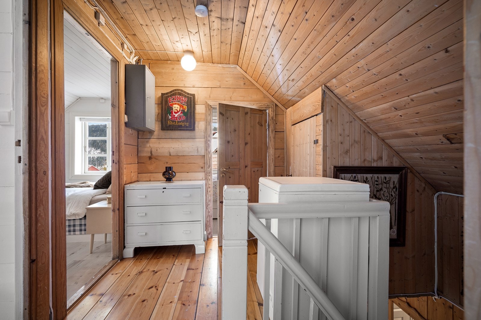 Fin trappegang knytter etasjen sammen Galleribilde