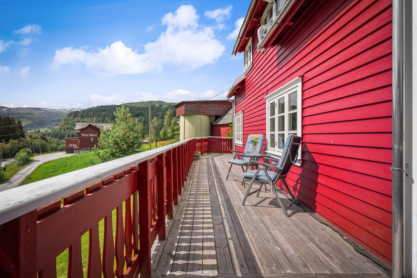 Flott å sitte her og se på verden som stryker forbi Galleribilde