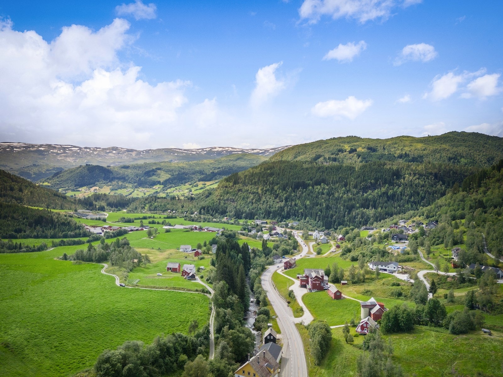 Boligen ligger i landlige omgivelser Galleribilde