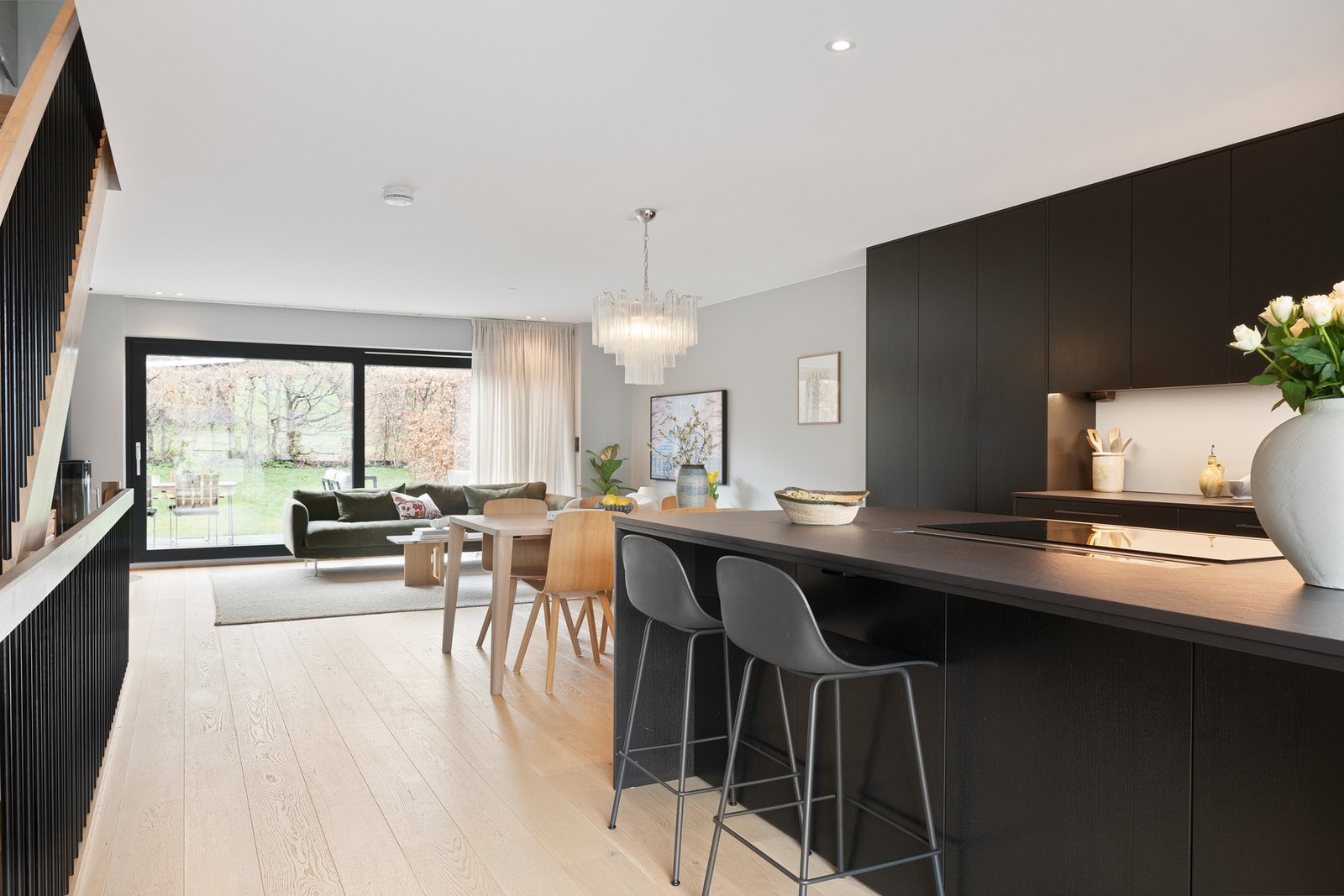 Eksklusivt, plassbygd kjøkken med Dekton-benkeplate og gjennomtenkte løsninger. Galleribilde