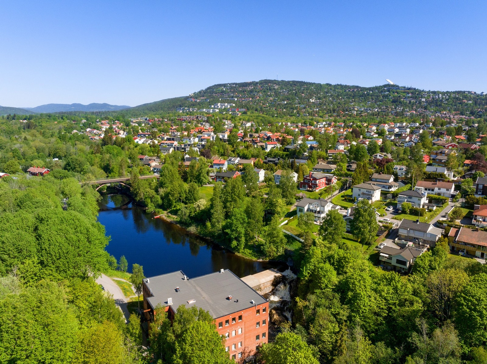 Ekraveien T-banestasjon (linje 2) ligger ca. 4 minutters gange unna og tar deg til Majorstuen på rundt 12 minutter. Galleribilde