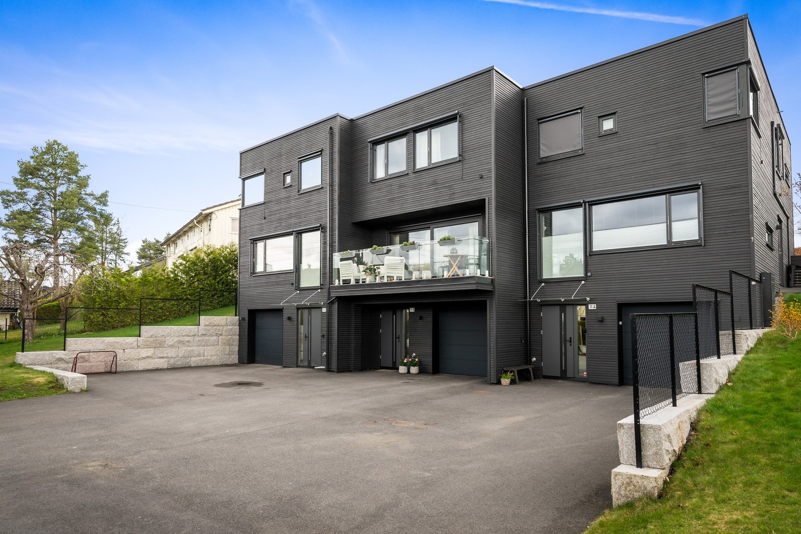 Barnevennlige fellesarealer med epletre, trampoline og stor gårdsplass - perfekt for sykling, lek og ballspill. Felles robotgressklipper, redskapsbod og trampoline. Galleribilde