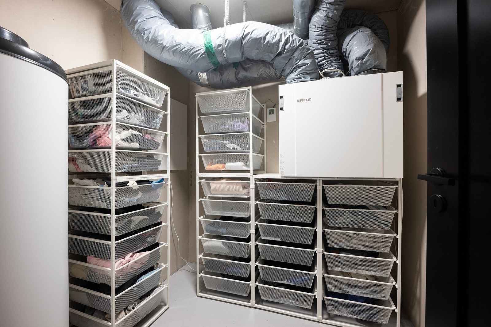 Teknisk rom/bod med god lagringsplass, varmtvannsbereder, fordelerskap og aggregat til balansert ventilasjon. Galleribilde