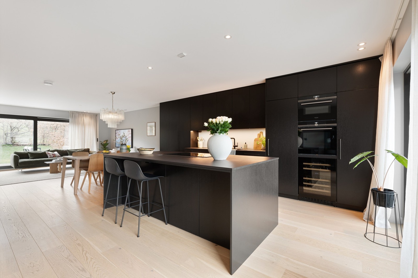 Gjennomført og moderne familiebolig fra 2020, med høy standard, smakfullt materialvalg og godt utnyttet planløsning over tre etasjer. Galleribilde