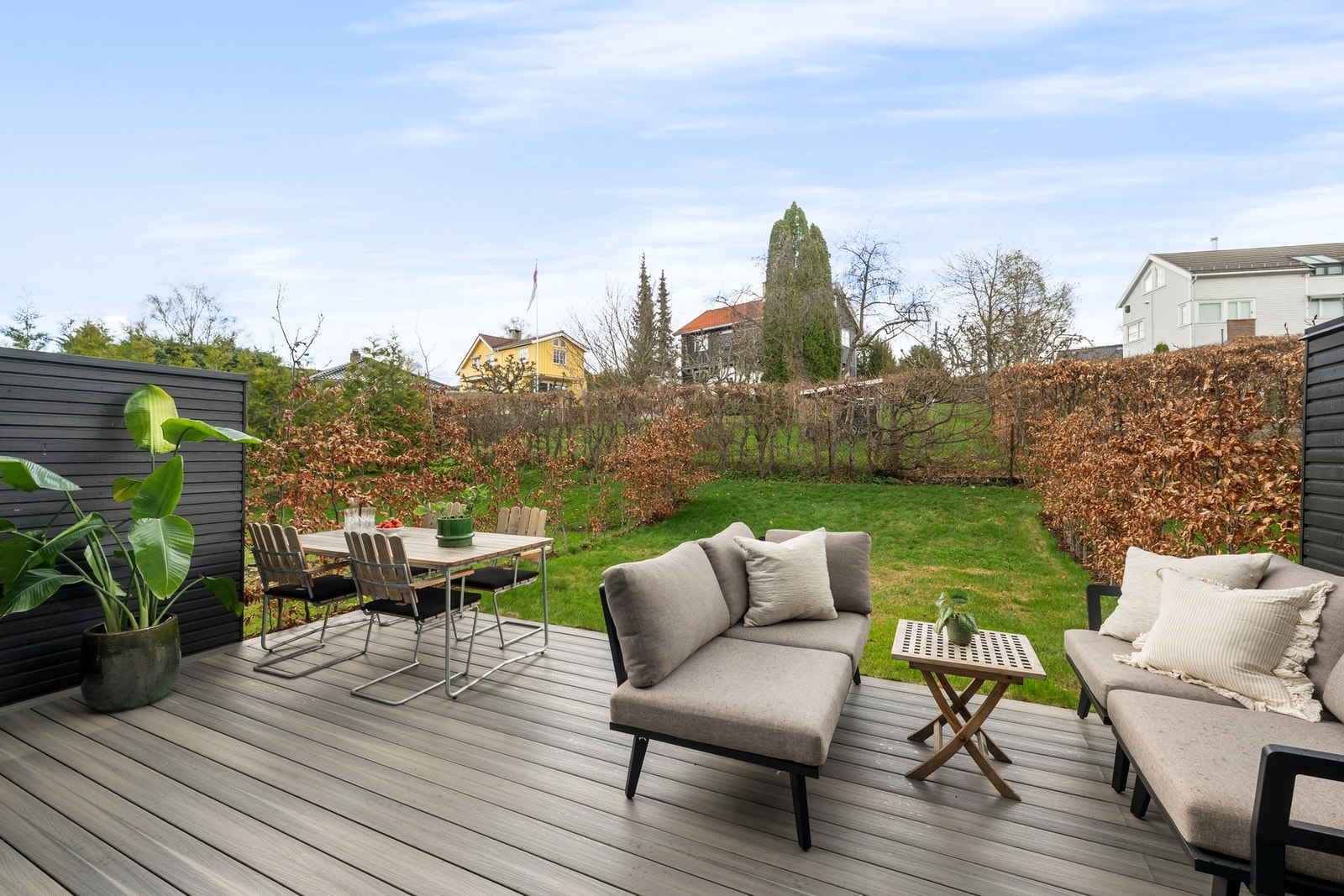 Romslig uteplass med god plass til sittegrupper - ideell for hyggelige grillkvelder og sosiale sammenkomster. Galleribilde