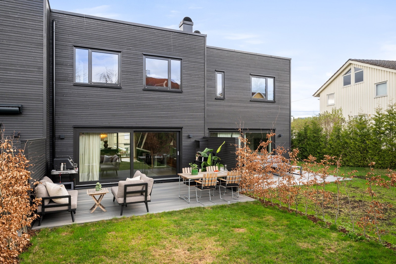 Markterrasse med tilhørende hagedel gir et flott og funksjonelt uteområde i sommerhalvåret. Galleribilde