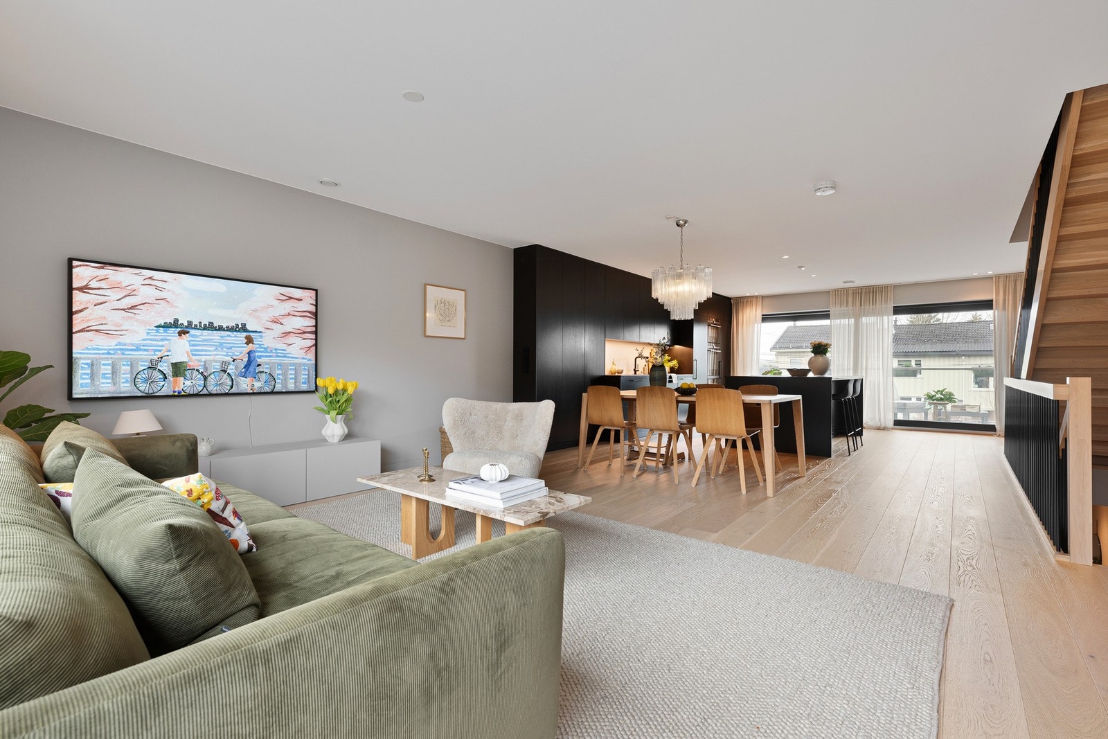 Gjennomgående lys og moderne planløsning - perfekt for både hverdag og sosiale sammenkomster. Galleribilde