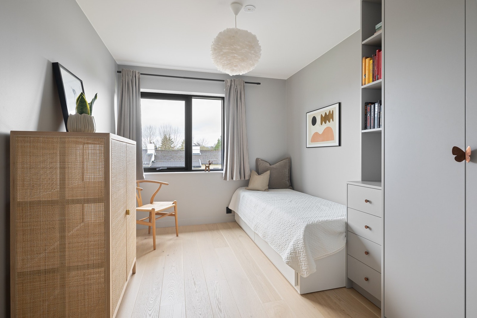 Lyst og trivelig rom - perfekt som barnerom, gjesterom eller hjemmekontor. Galleribilde