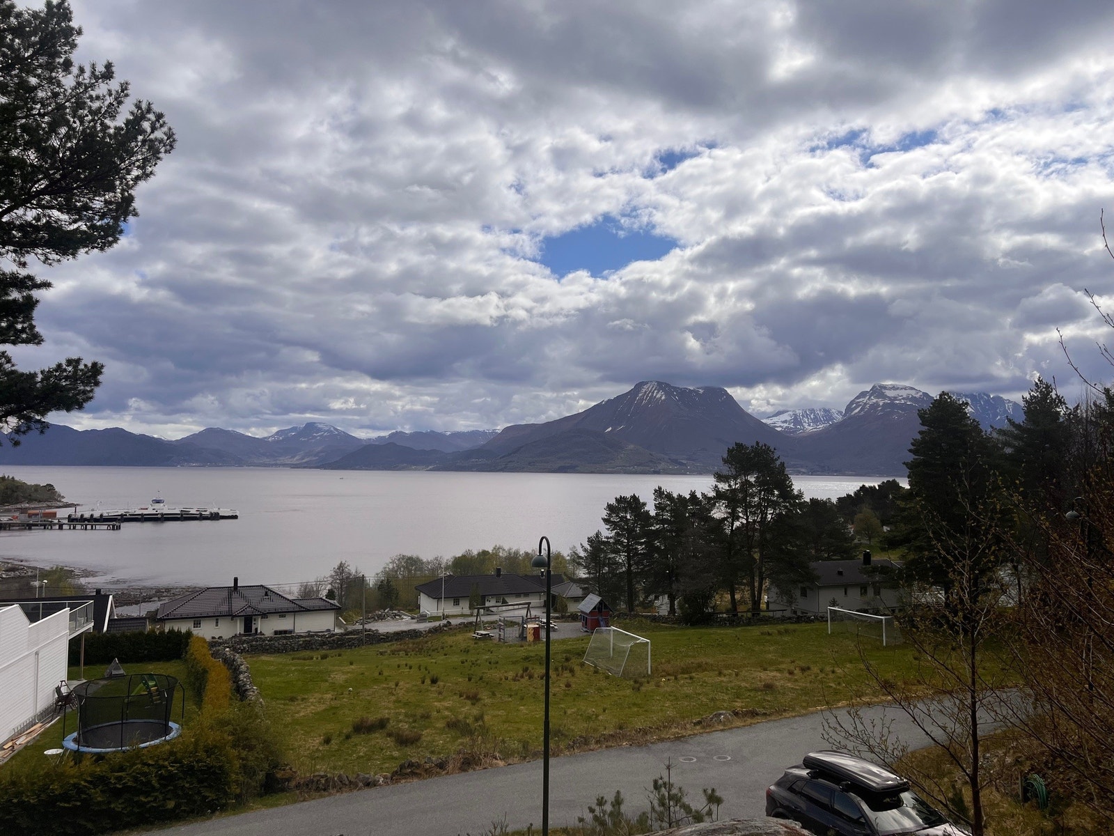 Flott utsikt mot fjorden Galleribilde