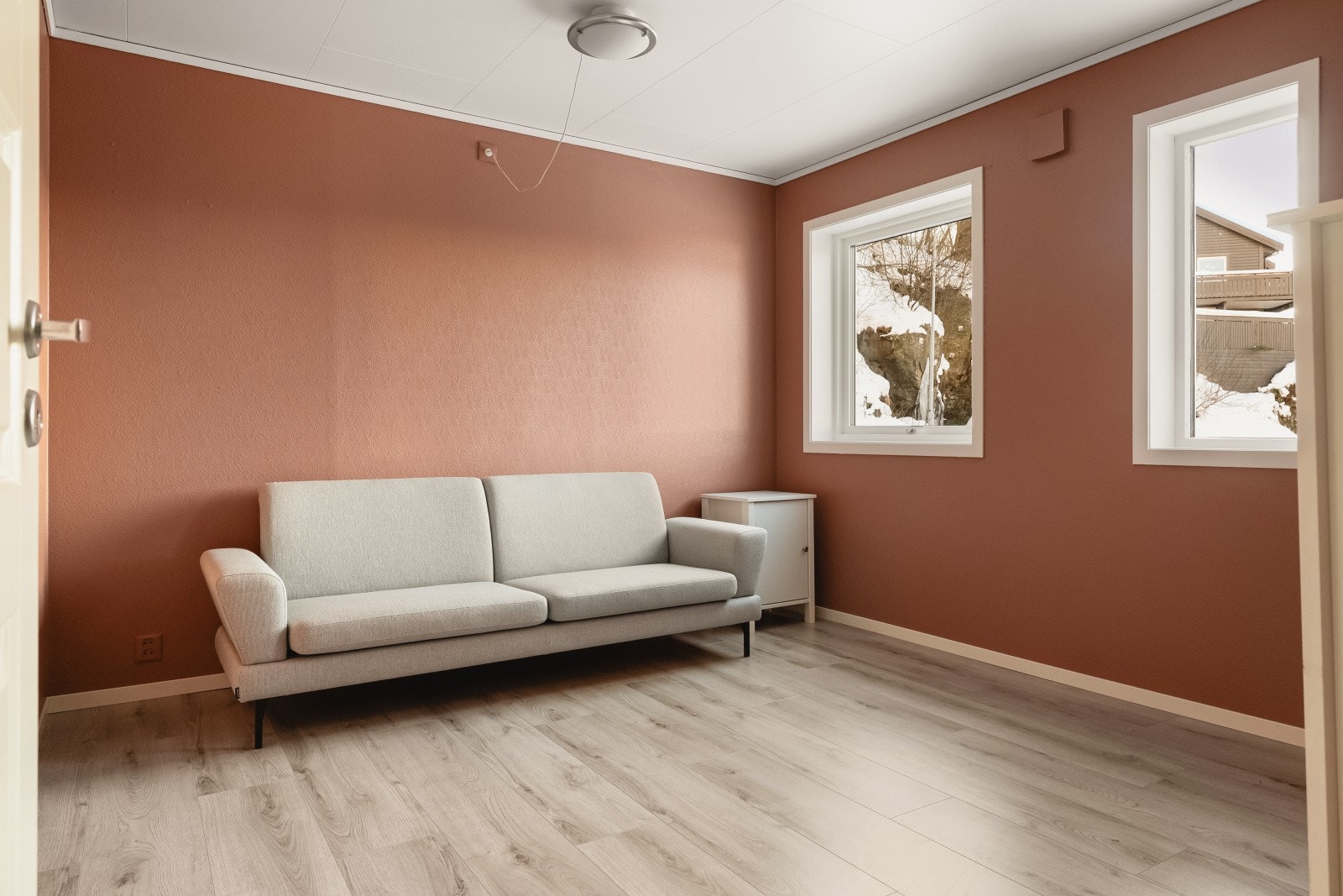 To soverom på 11,9 m² og 7,2 m² - begge med laminatgulv, malte vegger og plass til seng og møblering. Galleribilde