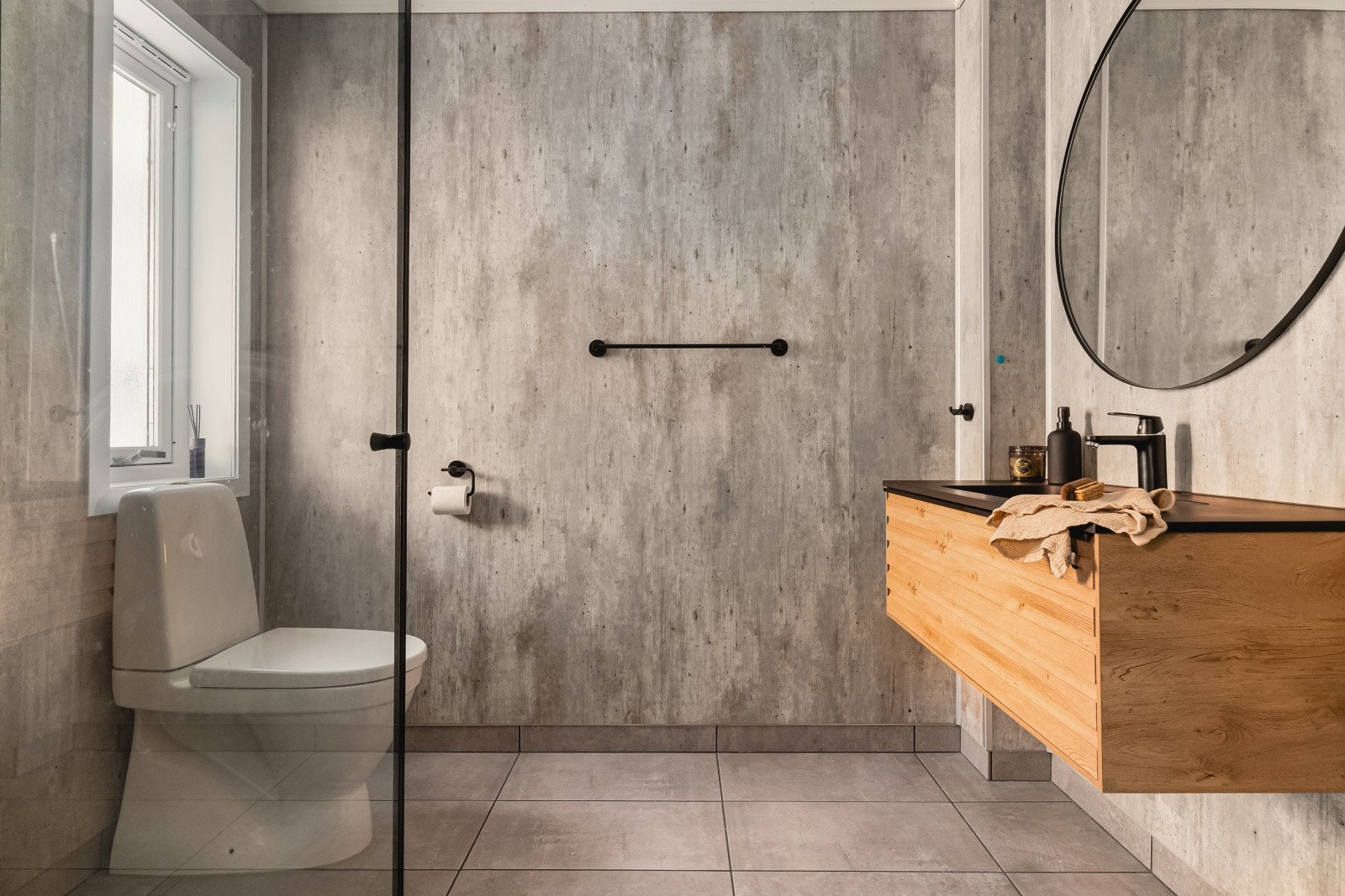 Badet fra 2021 er lekkert innredet med moderne keramiske fliser, baderomsplater på veggene og himling med innfelte spotter Galleribilde