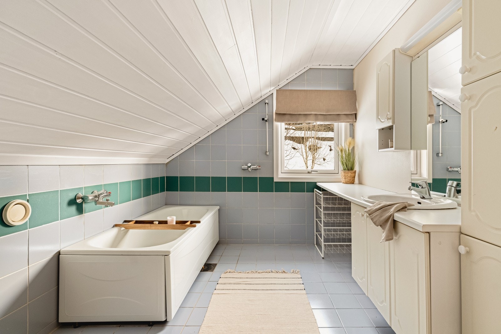 I tillegg finner du boligens andre bad (6,8 m²), som er innredet med keramiske gulvfliser, malte vegger og himling. Galleribilde