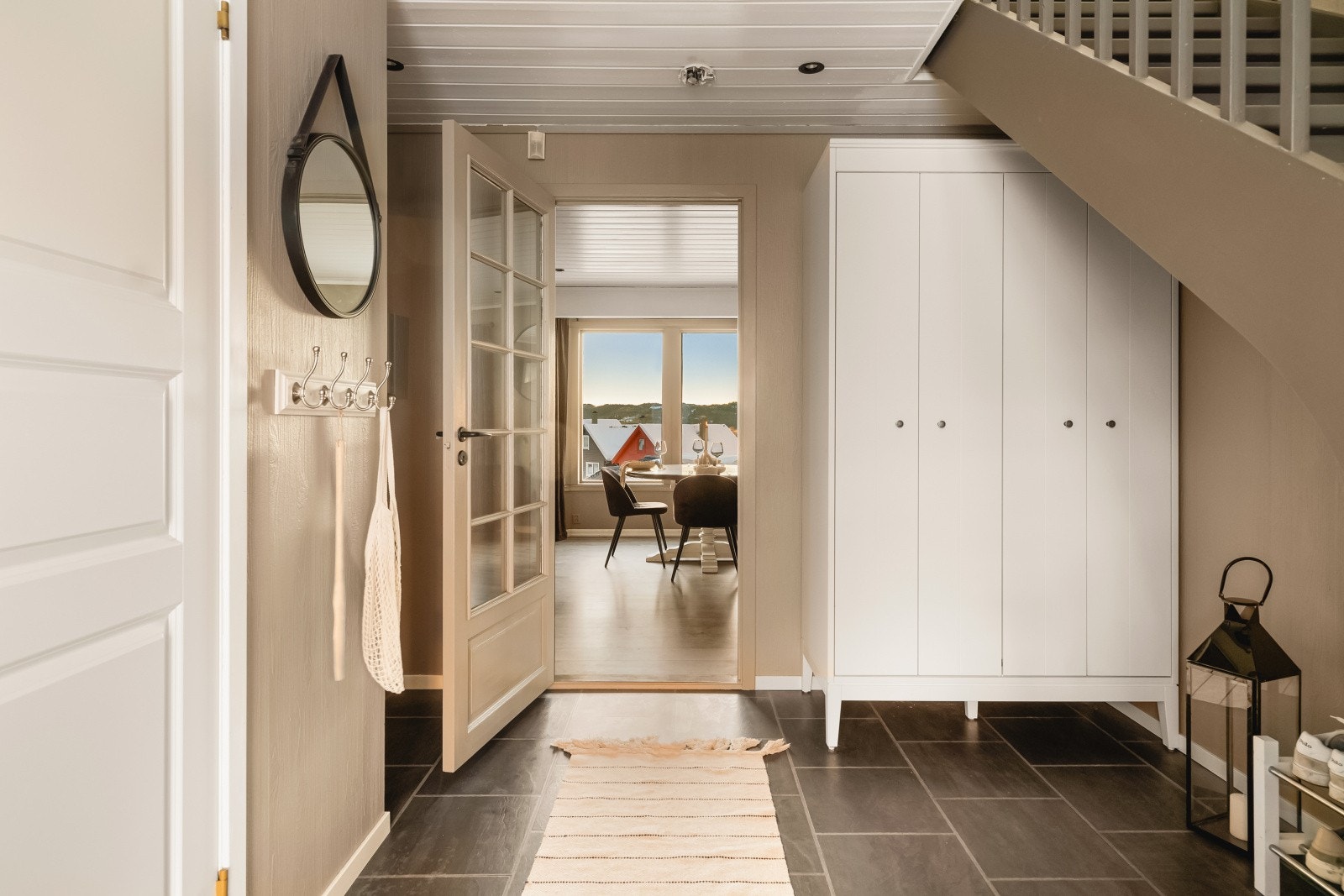 Allerede i entréen (9,9 m²) får du et godt førsteinntrykk - romslig og innbydende med laminatfliser på gulv og delikate beige vegger Galleribilde