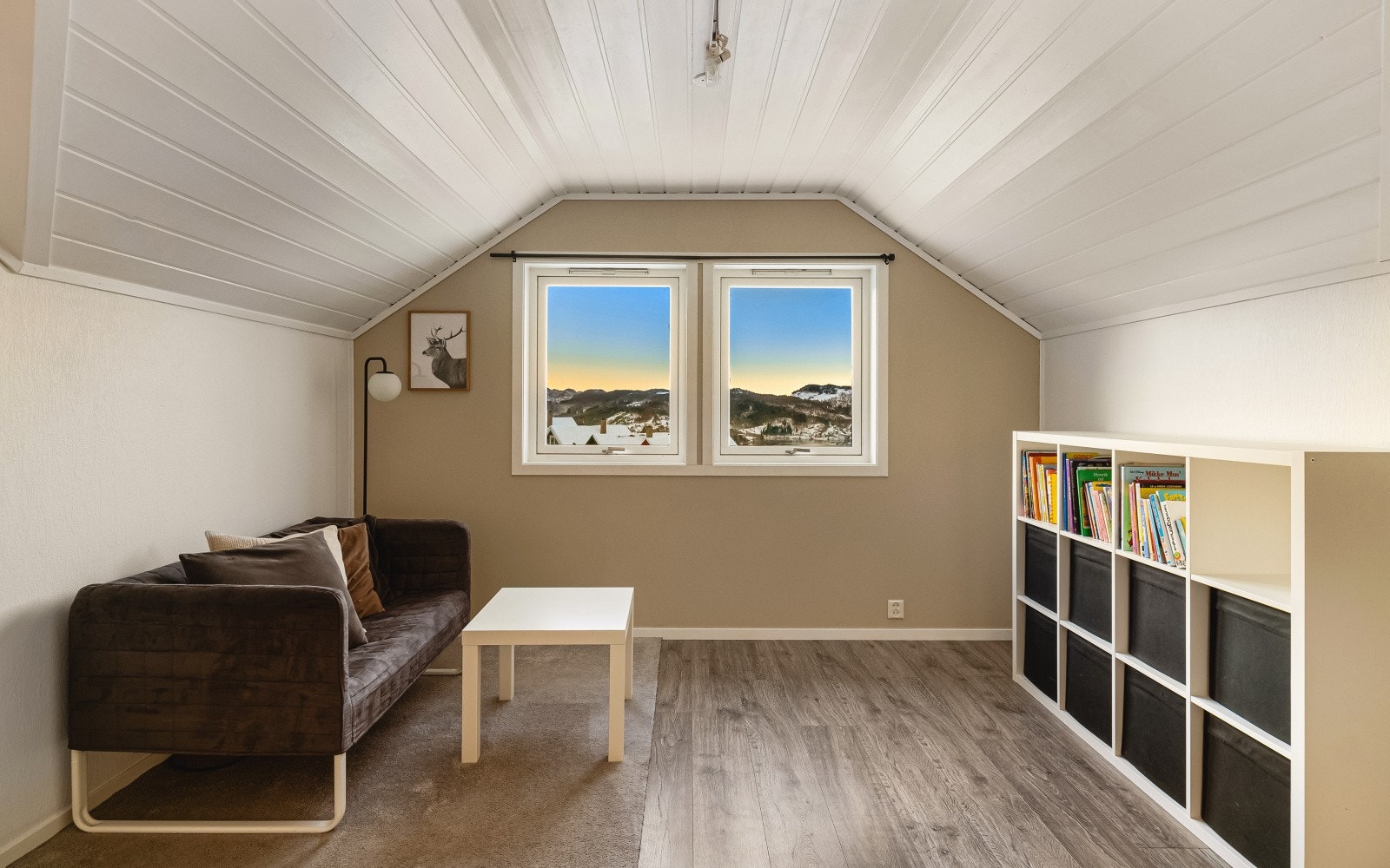 Loftstuen er romslig og perfekt som ekstra oppholdsrom, med plass til en sittegruppe Galleribilde