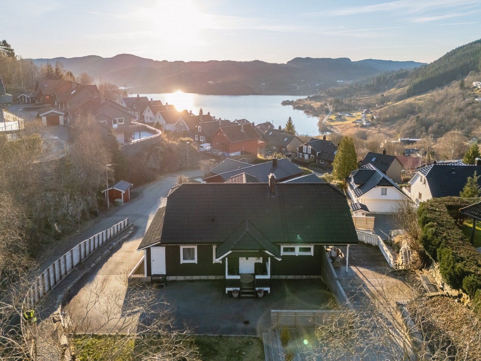 Fra boligen har man nydelig utsikt mot Kalandsvannet Galleribilde