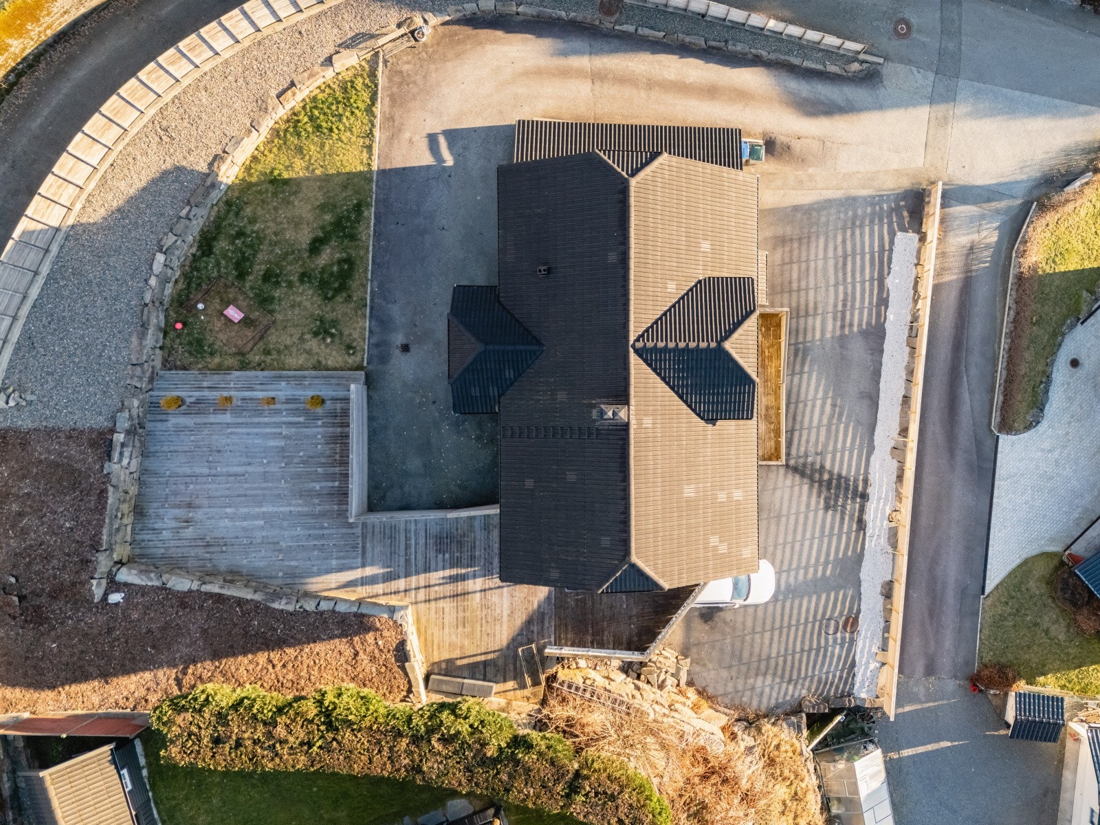 Tomten måler 801,4 m² og er pent opparbeidet med asfaltert innkjørsel, plen, beplantning, forstøtningsmurer m.m. Stor terrasse rundt deler av boligen. Galleribilde