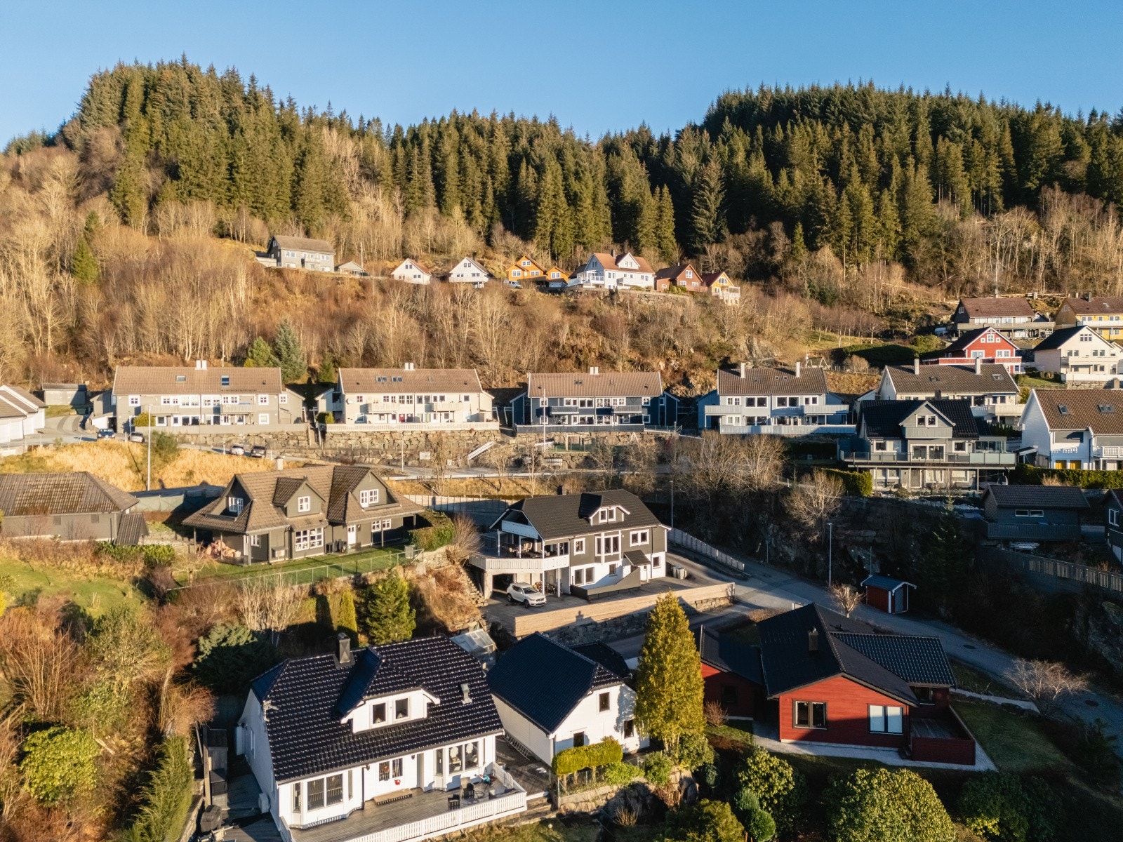 Boligen ligger i et rolig og idyllisk nabolag, perfekt for barnefamilier, med flere lekeplasser i nærområdet. Galleribilde