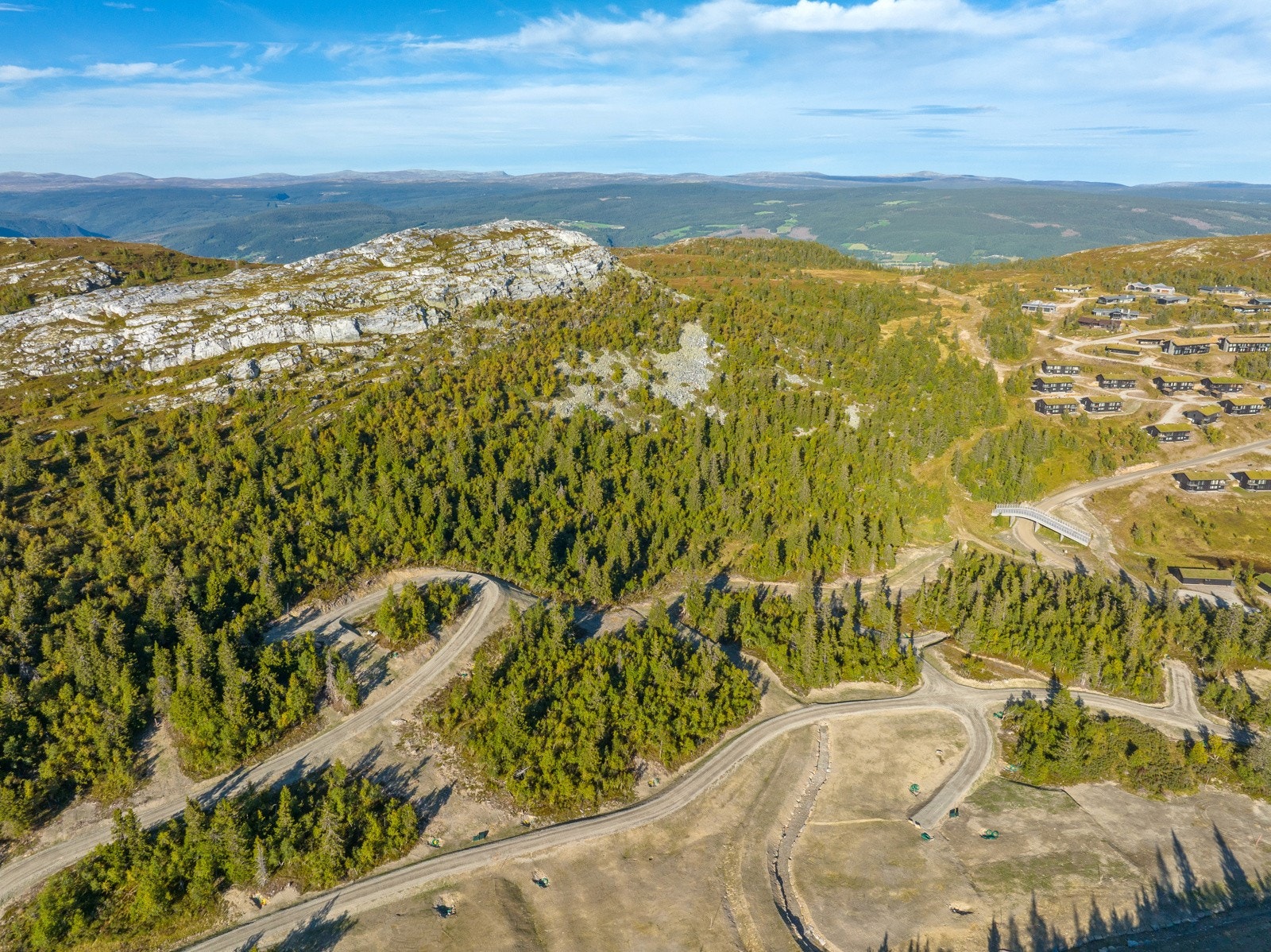 Tomta ligger på det nye hytteområdet, kalt H7, høyt oppe på Kvitfjell Vest, ca 950 meter over havet, rett ved Kvitfjelltoppen. Galleribilde