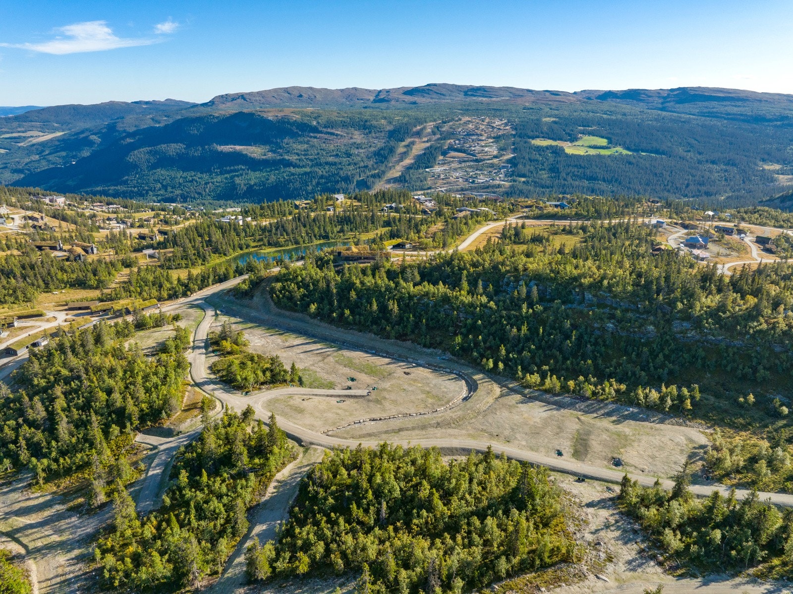 Kvitfjell er en komplett sportsdestinasjon og alpinanlegget fremstår som ett av Norges beste alpinanlegg med nedfarter i alle vanskelighetsgrader. Galleribilde