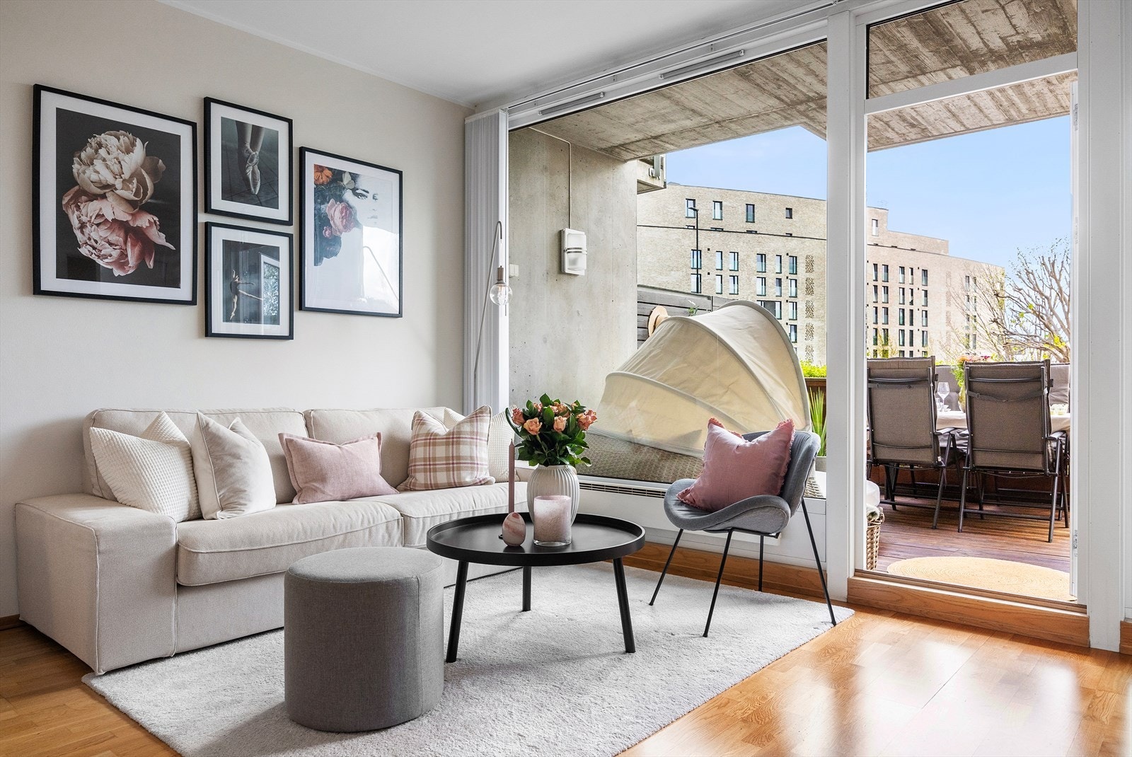 Stuen er lys og luftig med store vindusflater som slipper inn rikelig med naturlig lys, samt en takhøyde på 2,65 m. Galleribilde