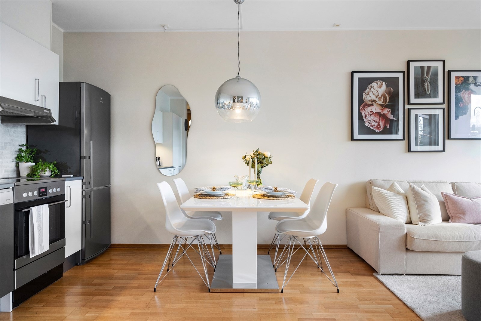 Det er også god plass til et hyggelig spisebord, perfekt for måltider med gjester. Galleribilde
