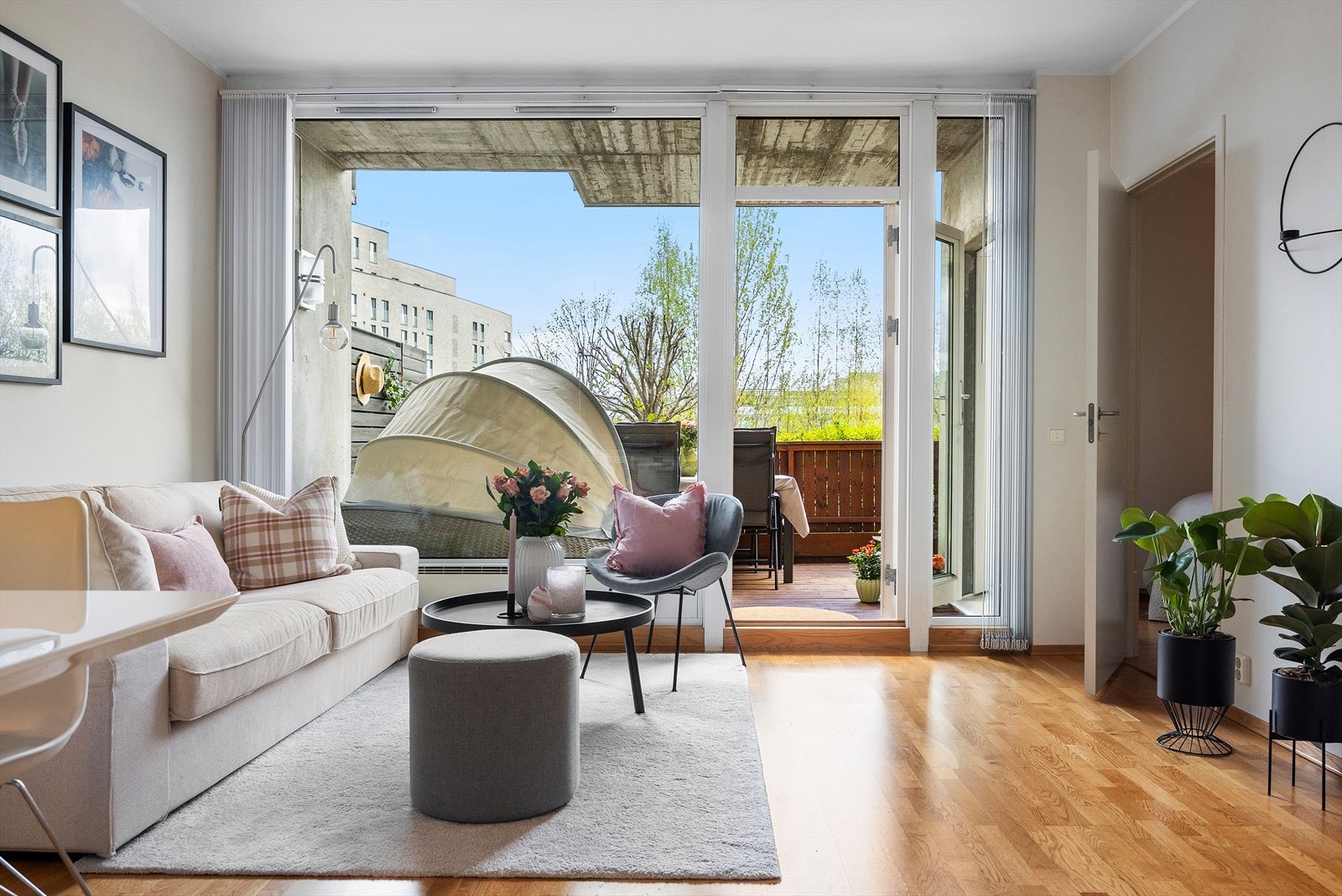Gulvet er belagt med parkett, og veggene er malt i lyse, delikate farger. Galleribilde