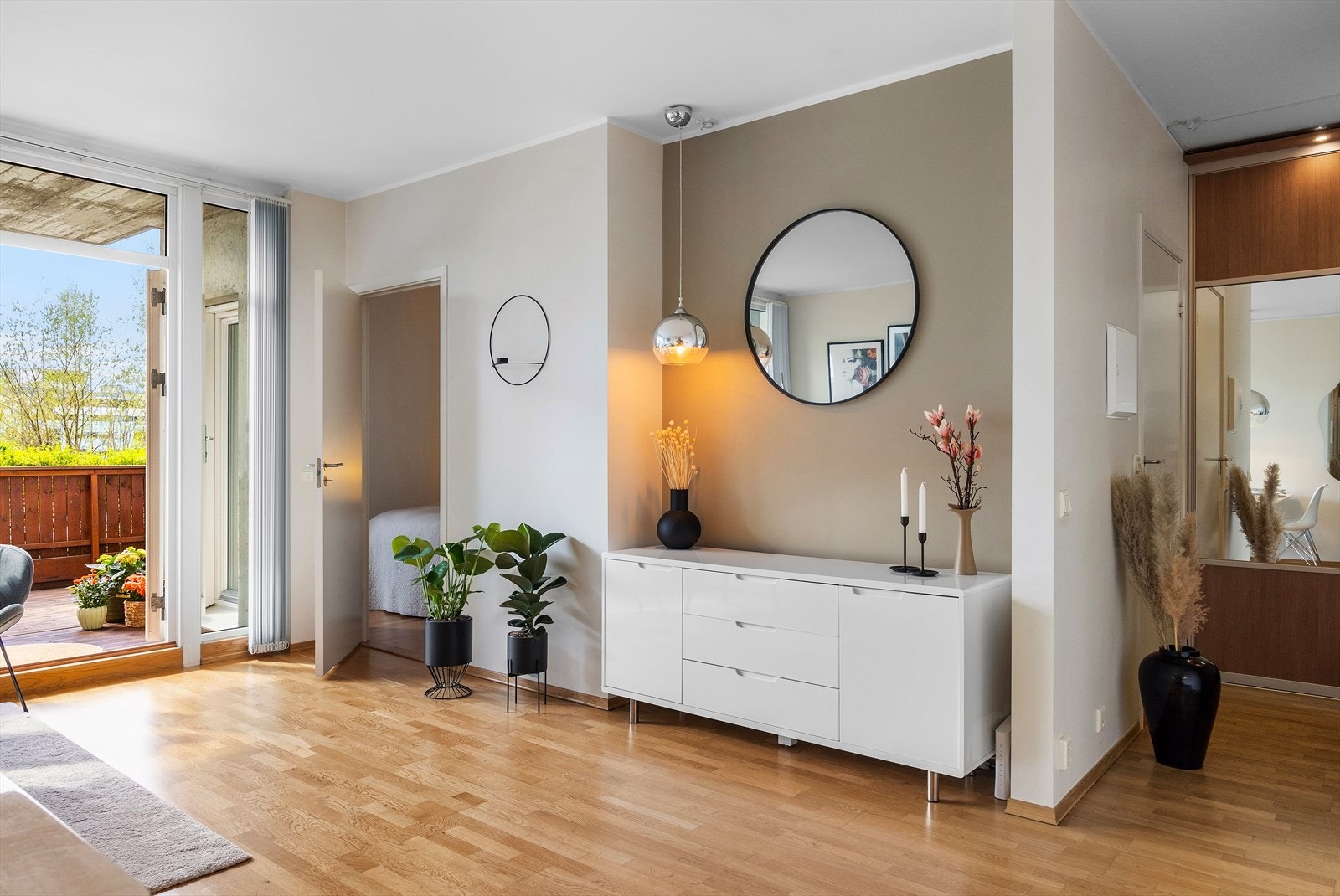 Fra stuen er det adkomst til soverommet. Galleribilde