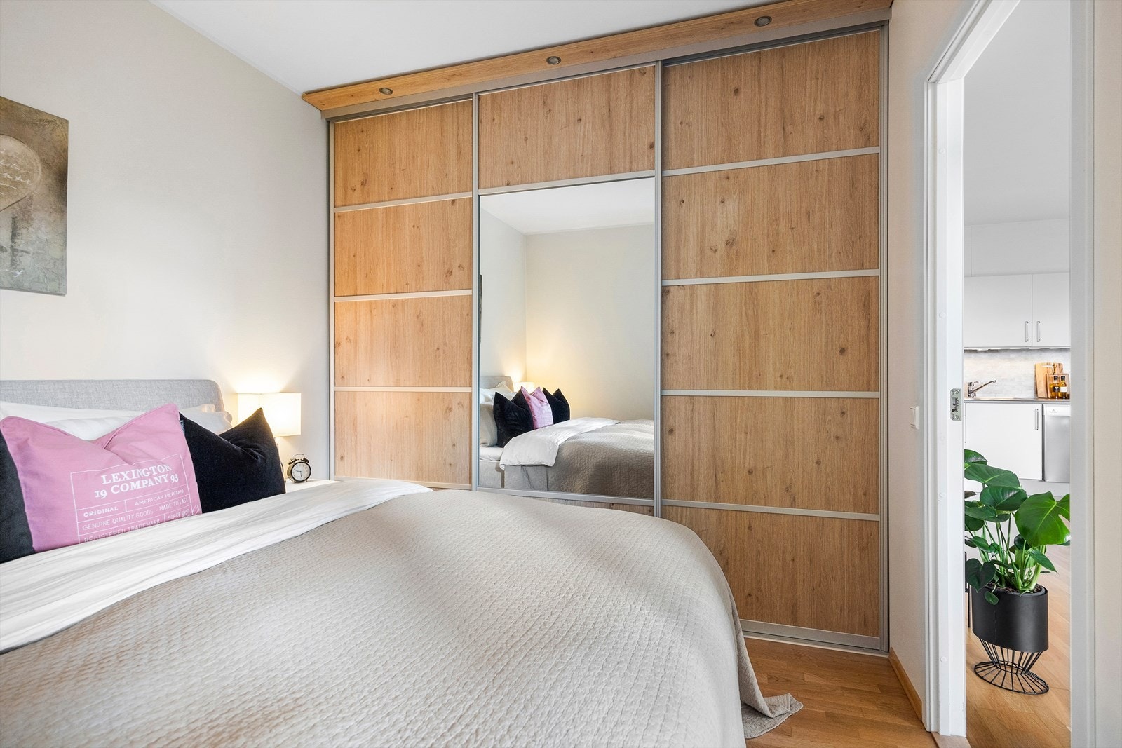 Rommet har også rikelig med oppbevaringsplass i en romslig skyvedørsgarderobe. Galleribilde