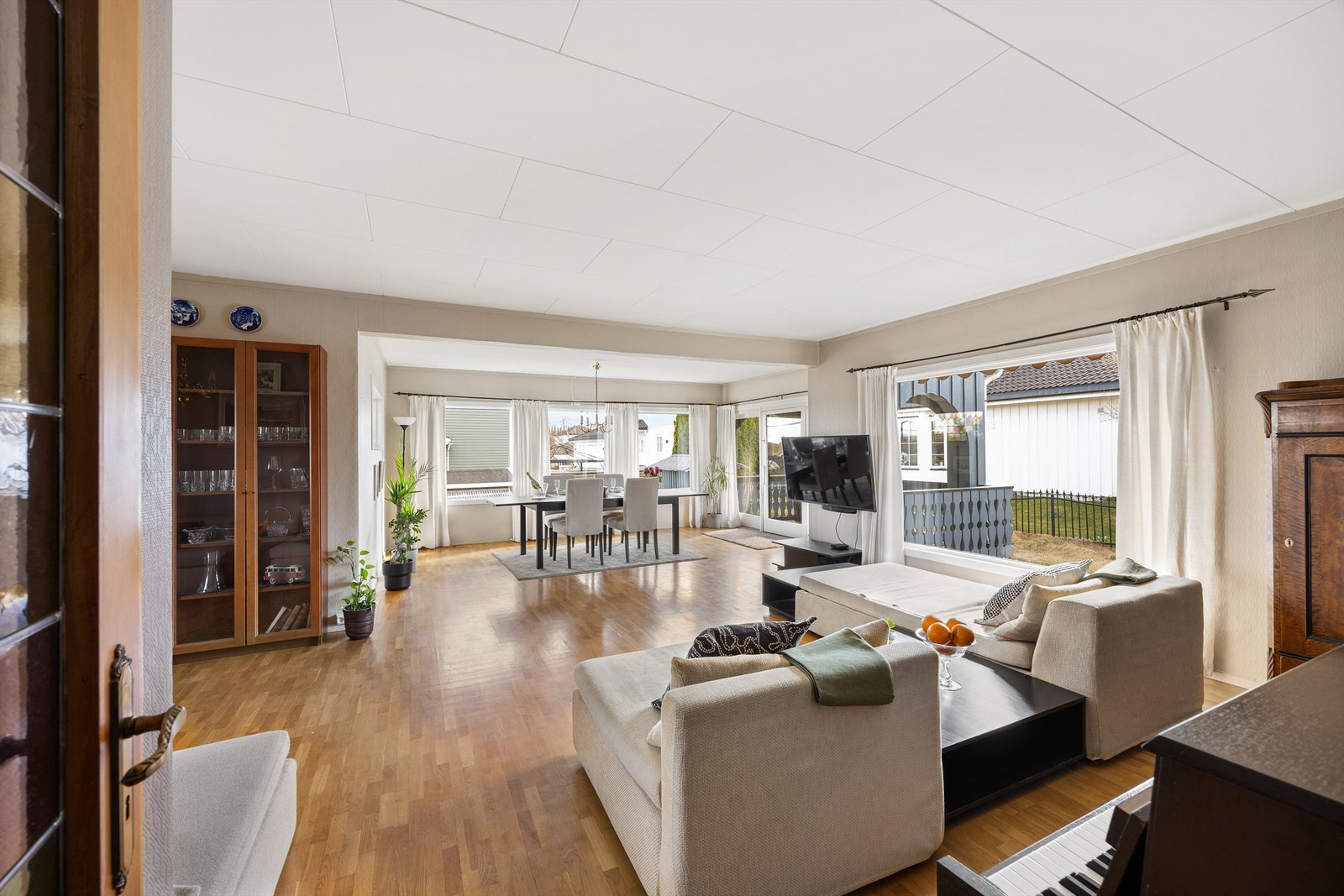 Fra stuen er det utgang til hagen Galleribilde