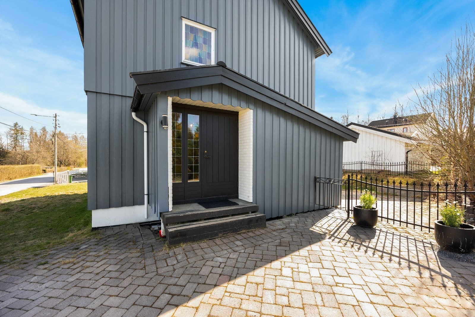 Boligen ønsker deg velkommen med en hyggelig overbygget entre Galleribilde