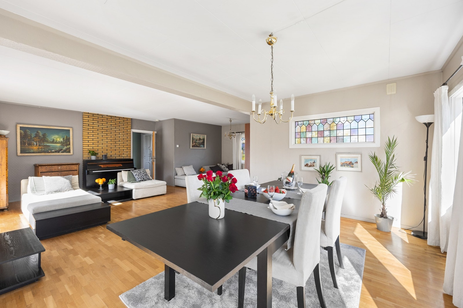 Det er god plass til flere sittegrupper og spisebord Galleribilde