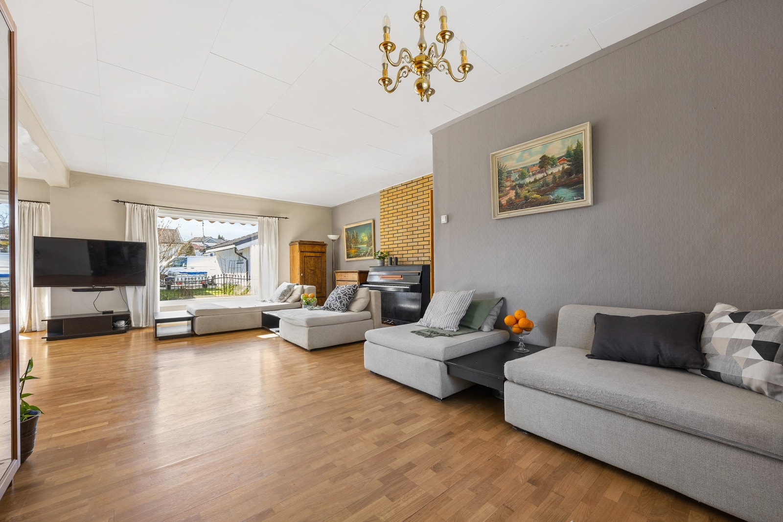 Det er store vindusflater som gir rikelig med naturlig belysning Galleribilde