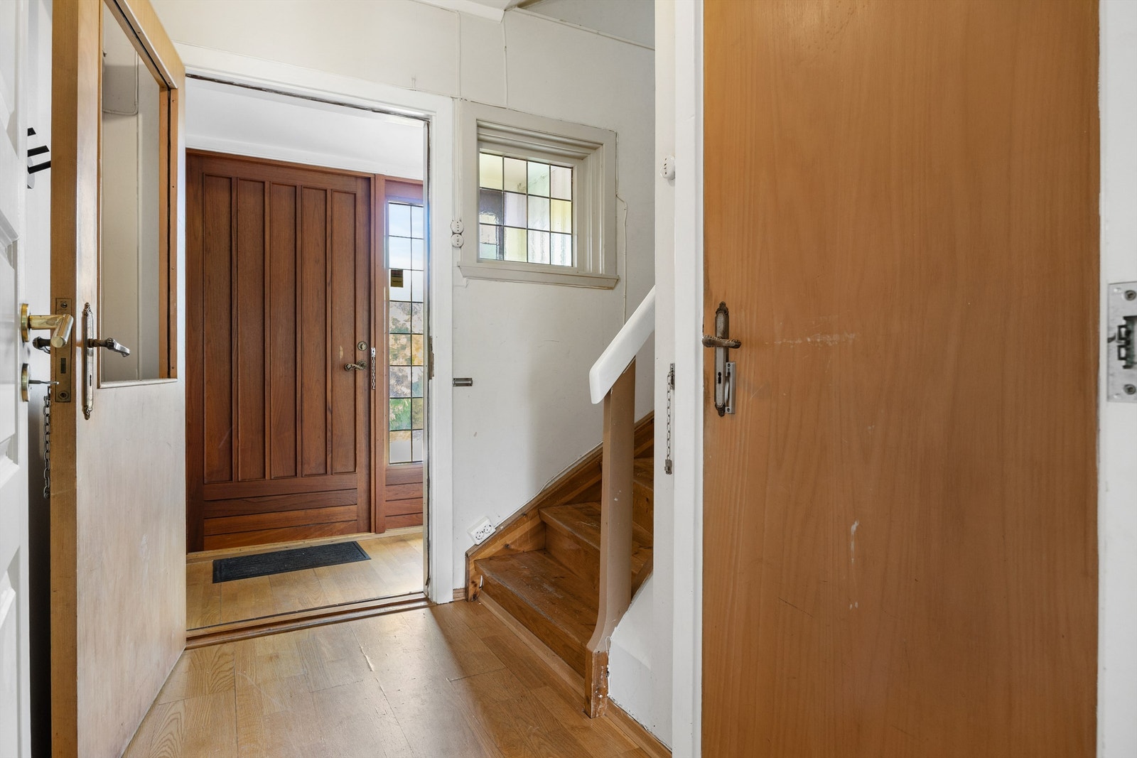 Det er felles inngang med egen inngang for 1.etg og 2.etg Galleribilde