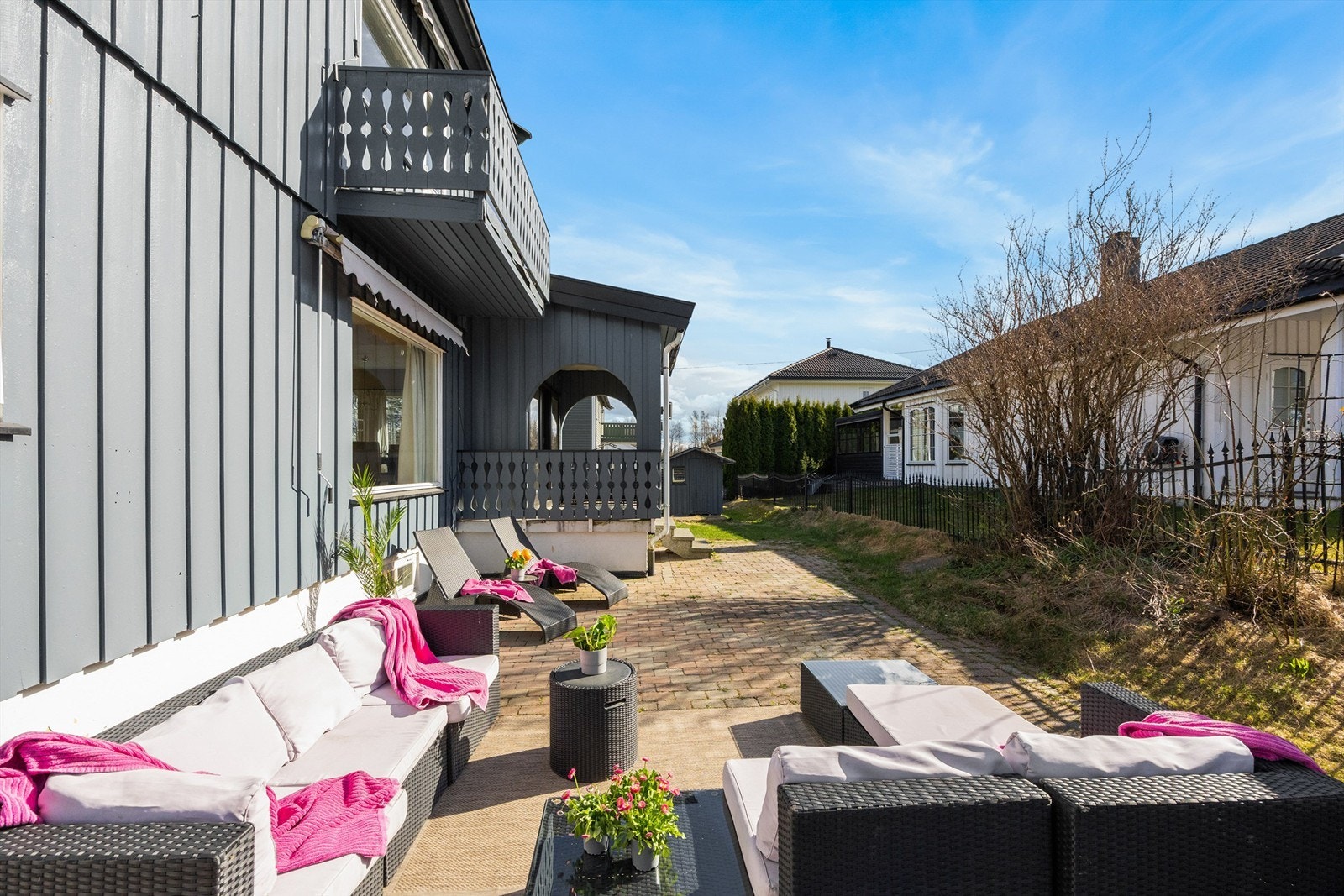 Uteplassen er delvis belagt med belegningsstein og gressplen Galleribilde