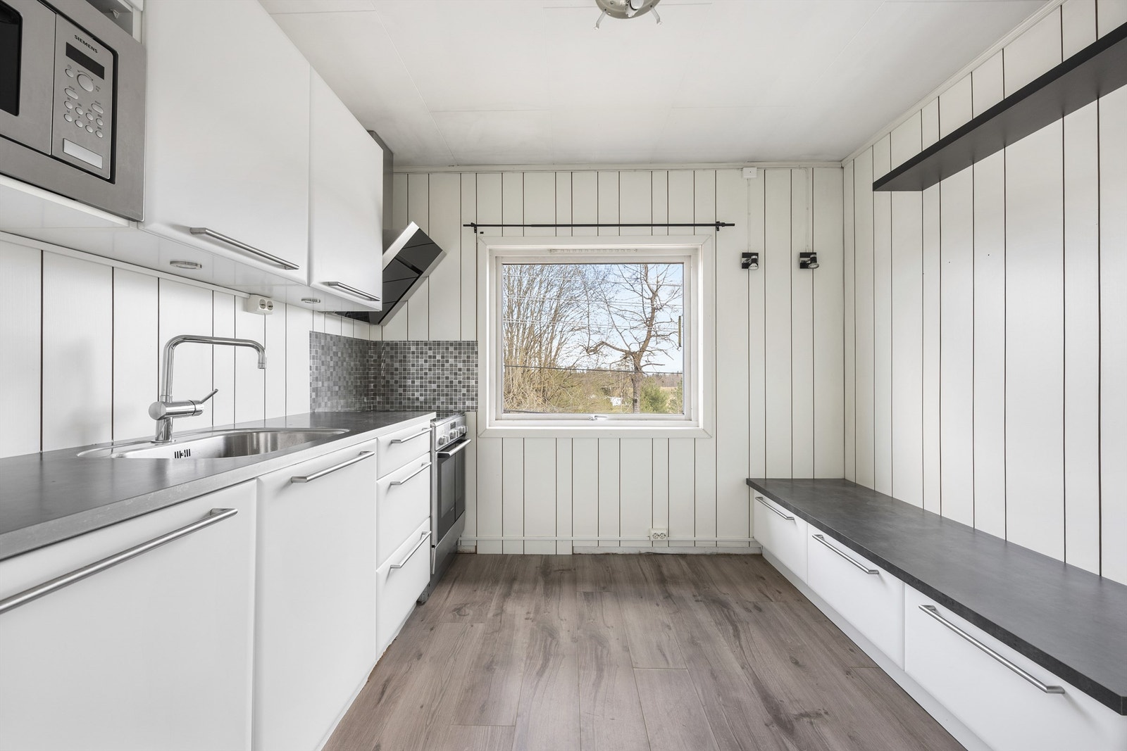 Lys kjøkkeninnredning med glatte fronter Galleribilde