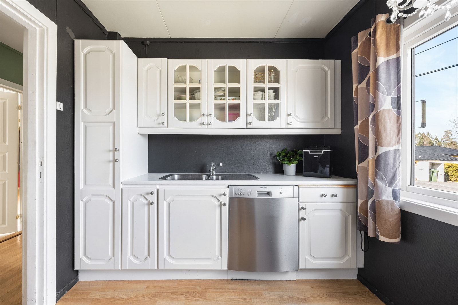 Eget kjøkken rom med lyst kjøkken med profilerte fronter Galleribilde