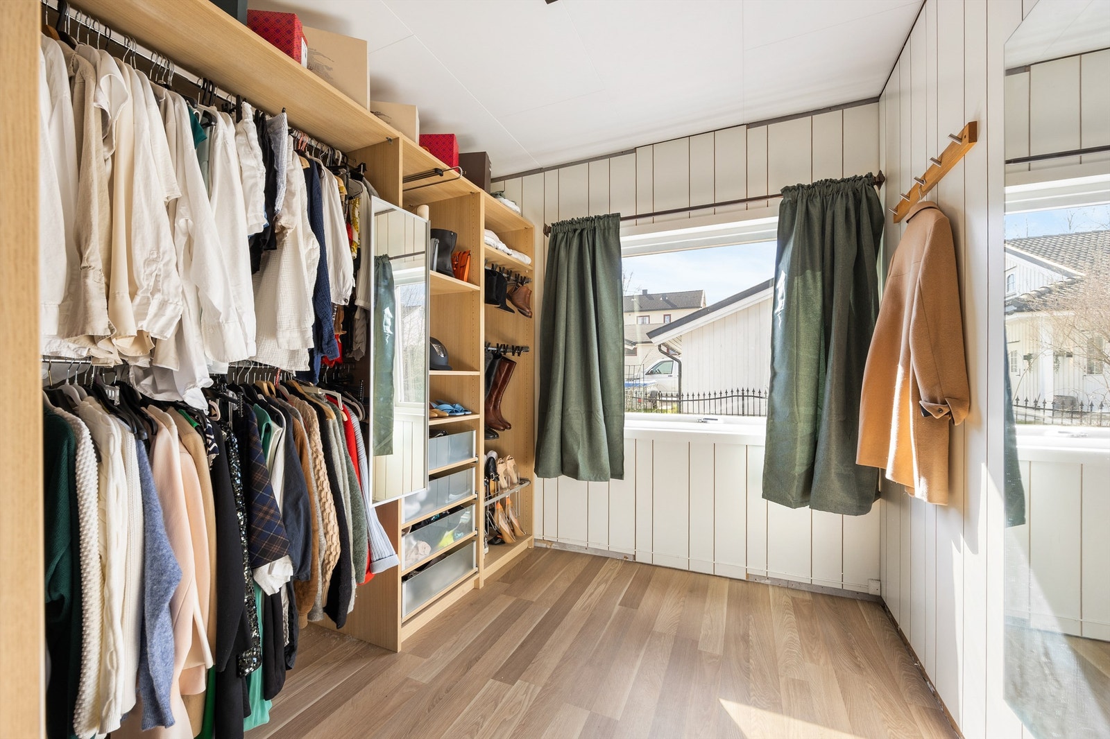 Soverom 2 et idag brukt som walk in closet Galleribilde