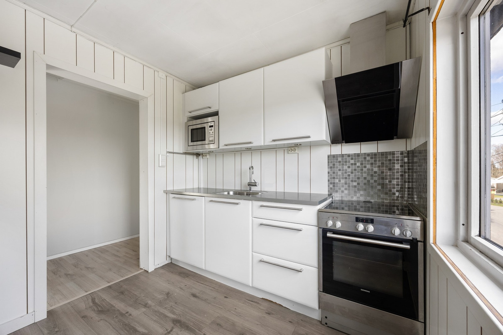 Kjøkkenet har frittstående hvitevarer Galleribilde