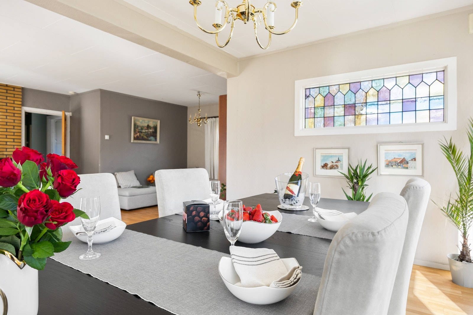 Dette er en hel horisontaldelt tomannsbolig med god og barnevennlig beliggenhet på Skedsmokorset Galleribilde