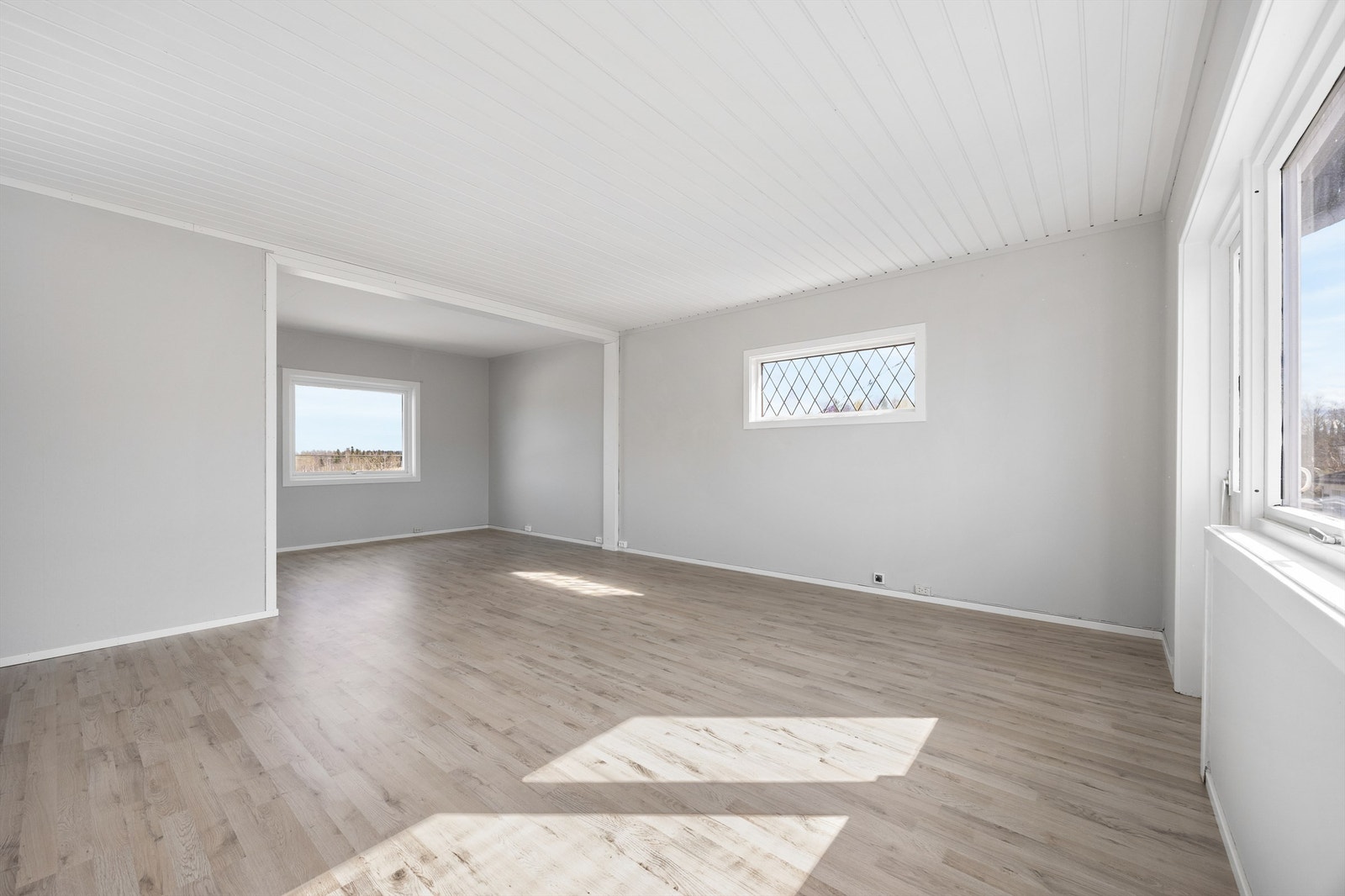 Stort oppholdsrom med utgang til balkong på ca 3 kvm Galleribilde