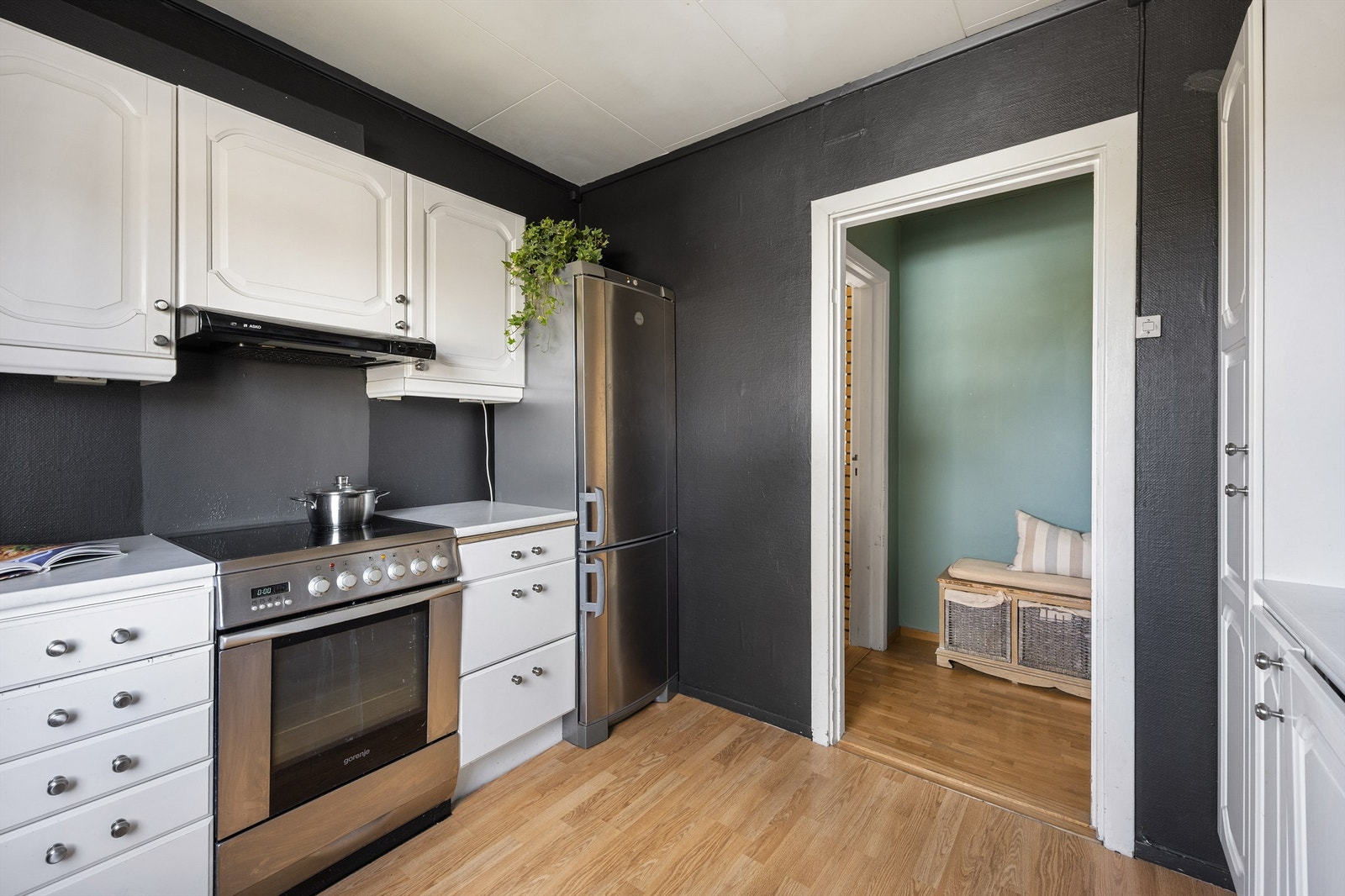 Kjøkkenet har frittstående hvitevarer Galleribilde