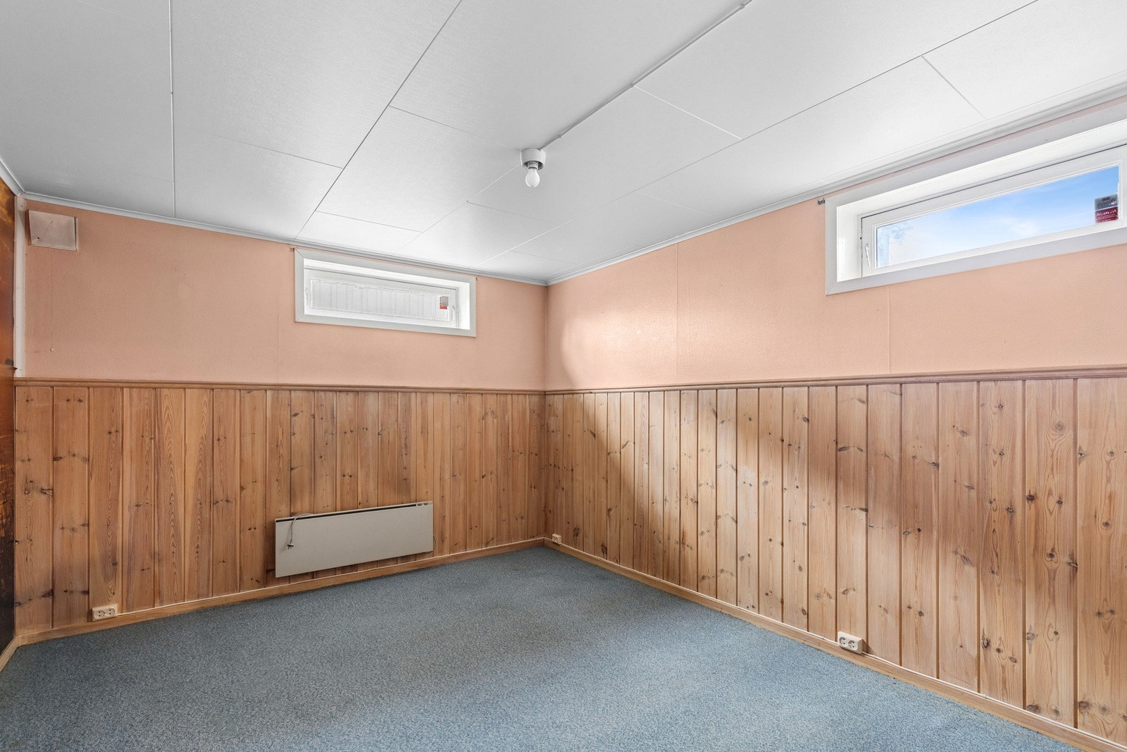 I kjelleretasjen finner du vaskerom, hobbyrom og flere øvrige rom/boder. Galleribilde