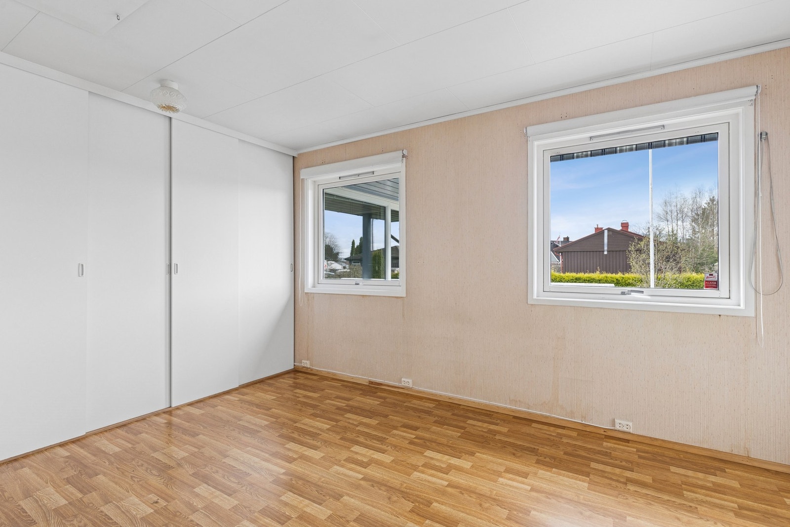 Soverom med plass til dobbeltseng. Rommet har rikelig med garderobeplass. Galleribilde