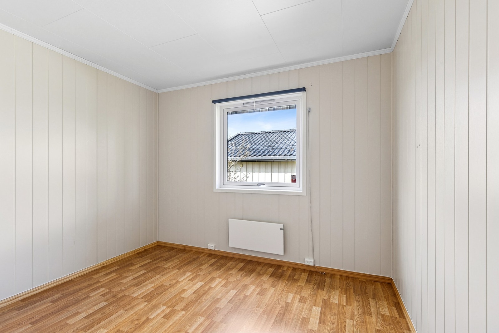 Soverom med plass til seng og tilhørende møblement. Galleribilde